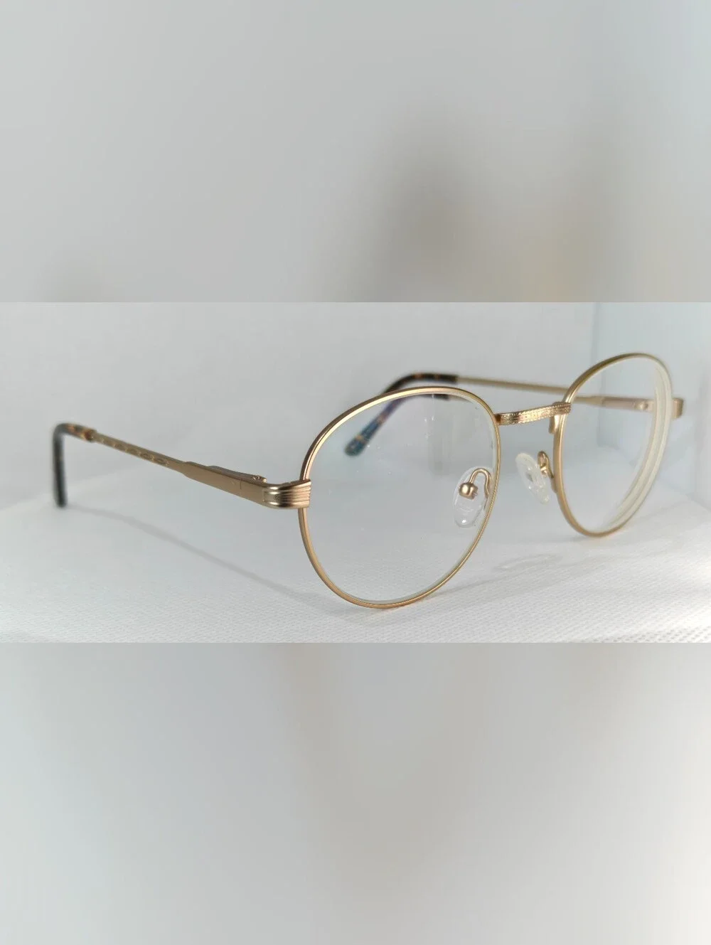 Belleville. Gold Metal Round. Eyeglasses - Classic Frame.
